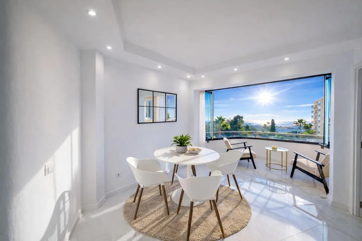 2 Bedroom Middle Floor Apartment for Sale in Atalaya, Málaga - Image 3