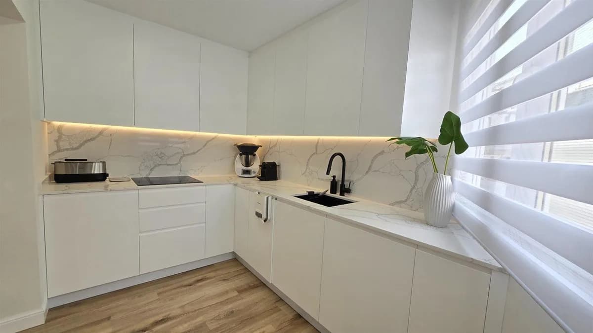 4 Bedroom Middle Floor Apartment for Sale in Benalmadena, Málaga - Image 2