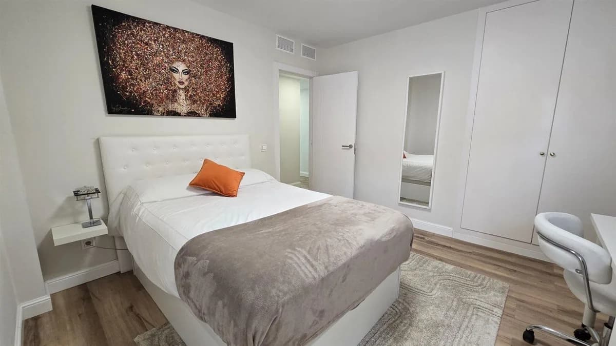 4 Bedroom Middle Floor Apartment for Sale in Benalmadena, Málaga - Image 8