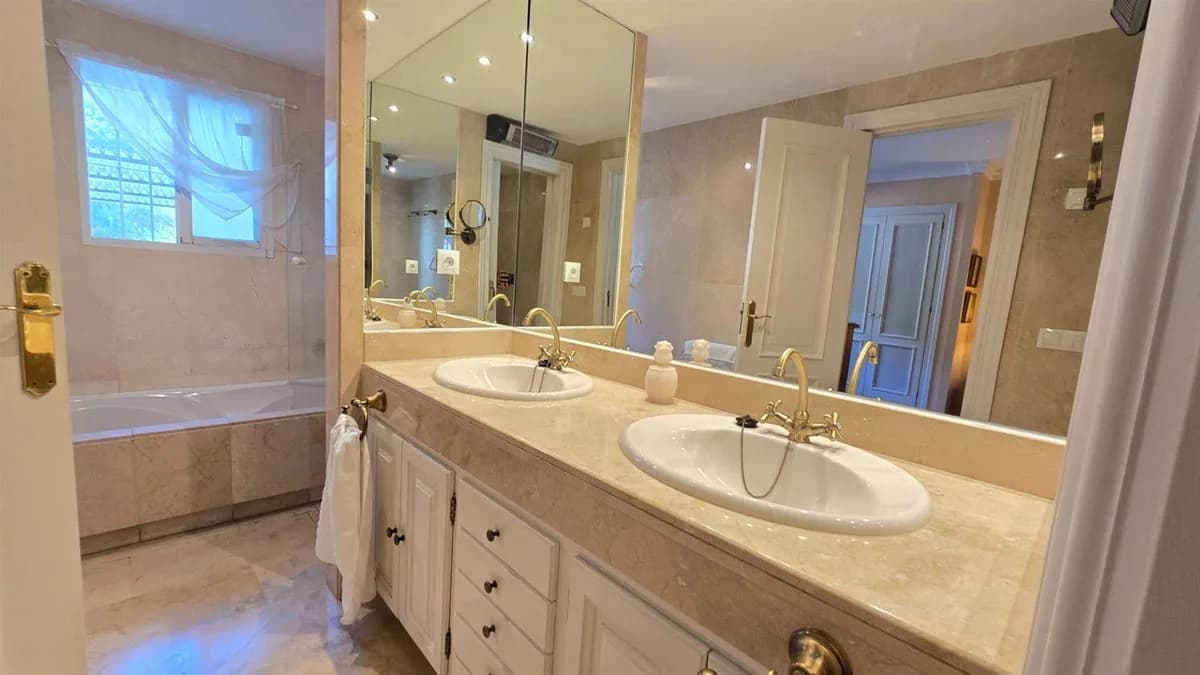 2 Bedroom Ground Floor Apartment for Sale in La Quinta, Málaga - Image 9