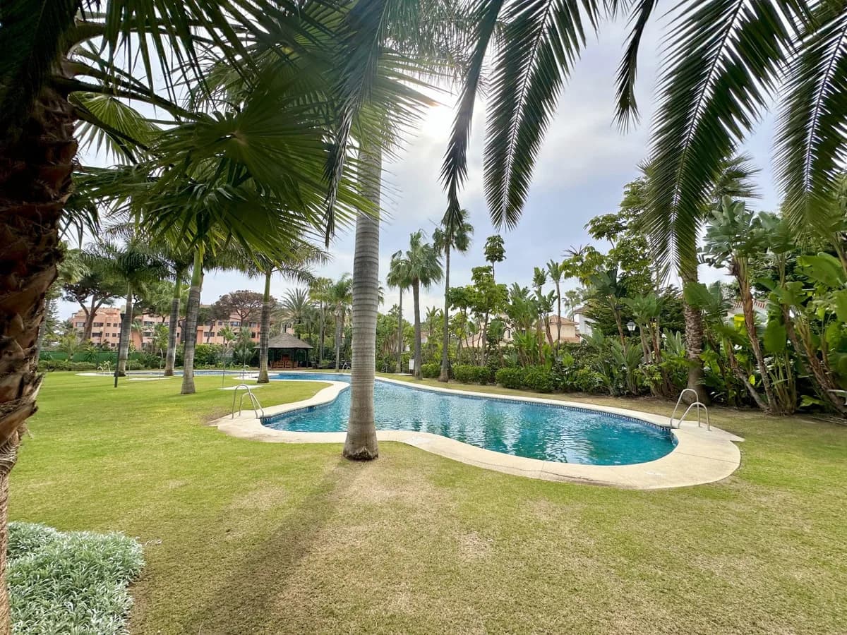 2 Bedroom Middle Floor Apartment for Sale in Puerto Banús, Málaga - Image 2