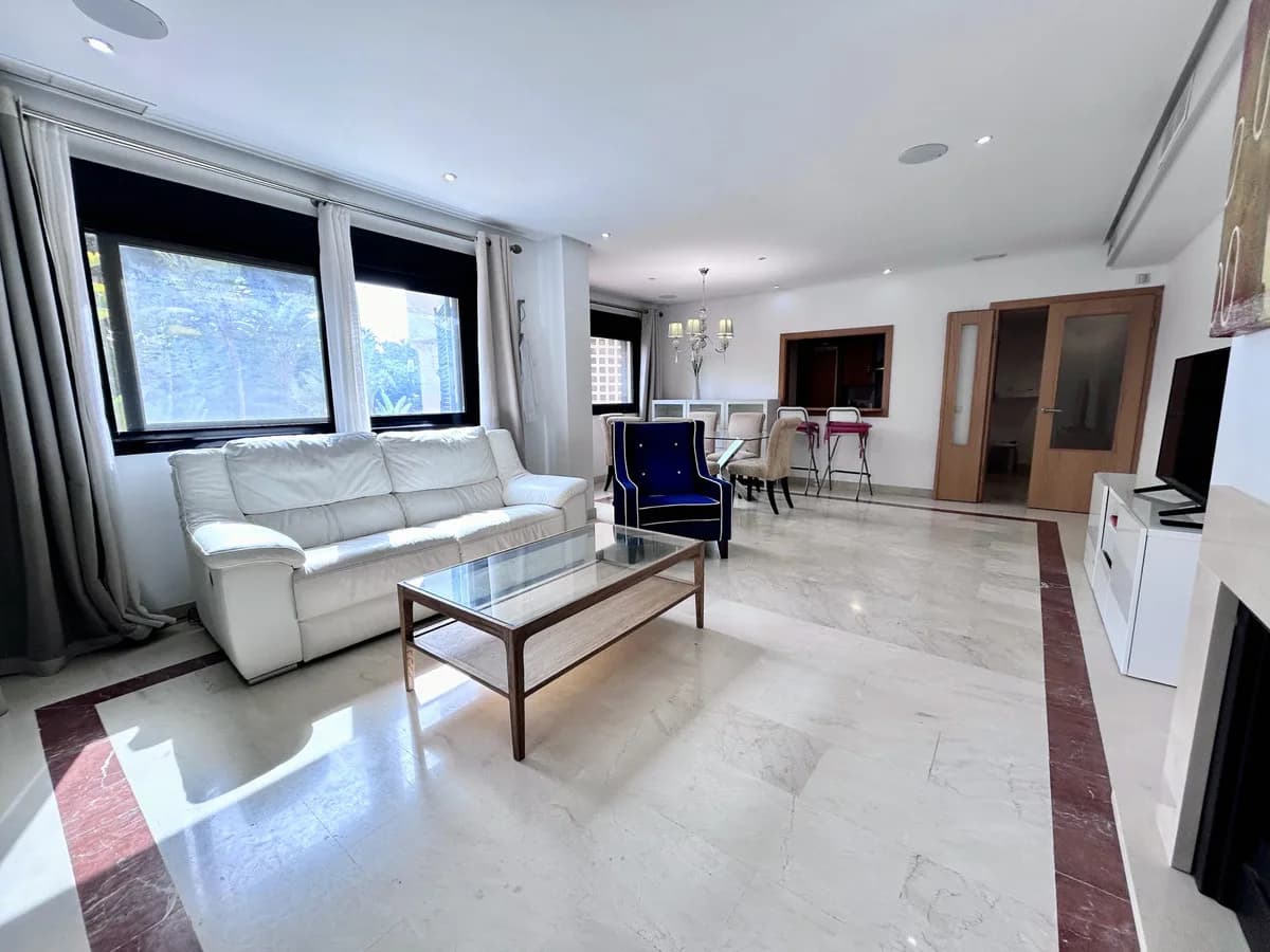 2 Bedroom Middle Floor Apartment for Sale in Puerto Banús, Málaga - Image 6