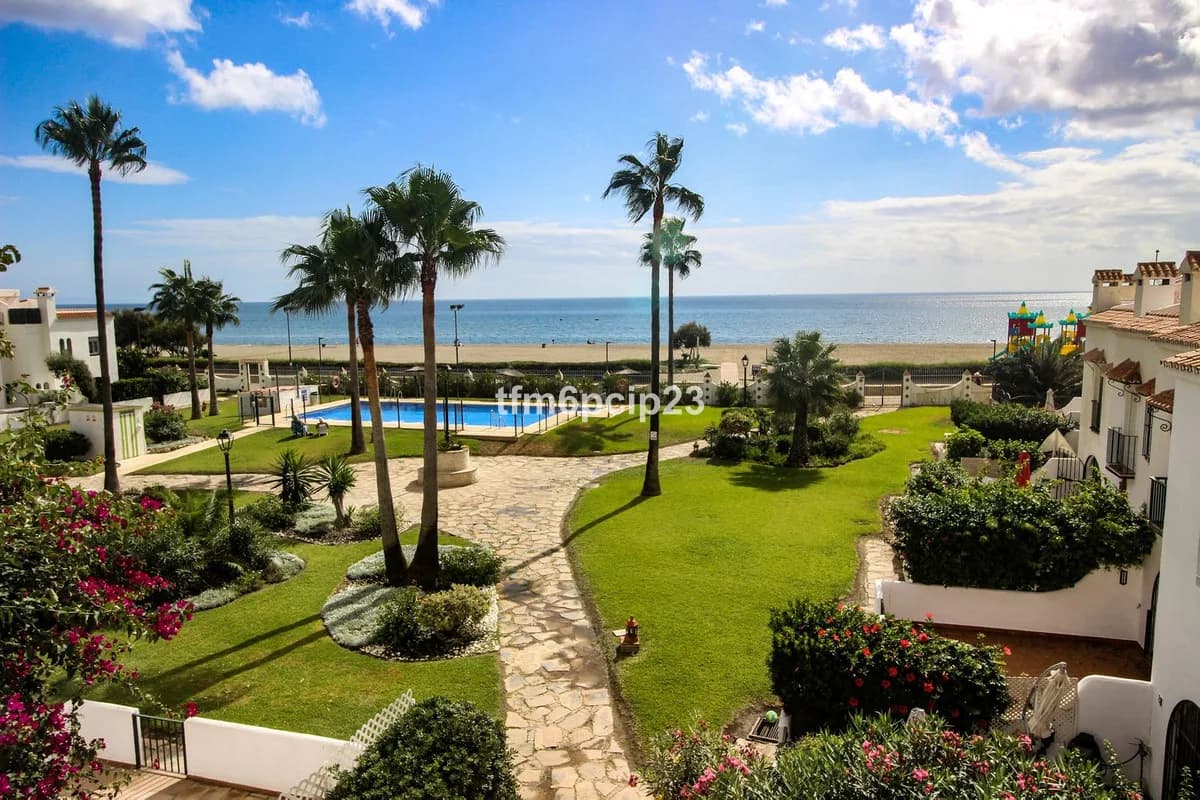 4 Bedroom Semi-Detached House for Sale in Casares Playa, Málaga - Image 2