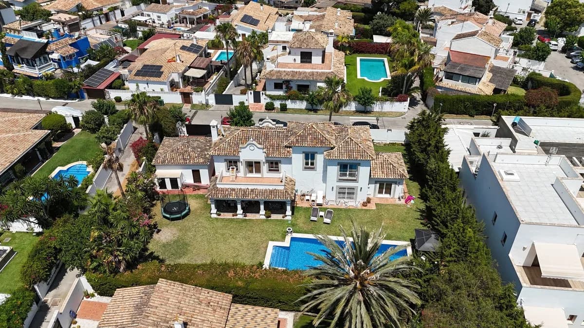 4 Bedroom Detached Villa for Sale in Estepona, Málaga - Image 4