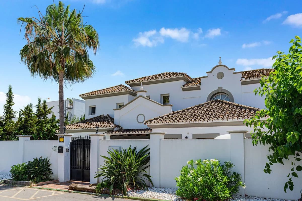 4 Bedroom Detached Villa for Sale in Estepona, Málaga - Image 6