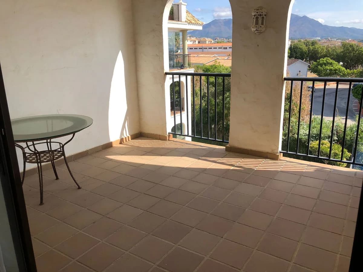 3 Bedroom Middle Floor Apartment for Sale in La Duquesa, Málaga - Image 5