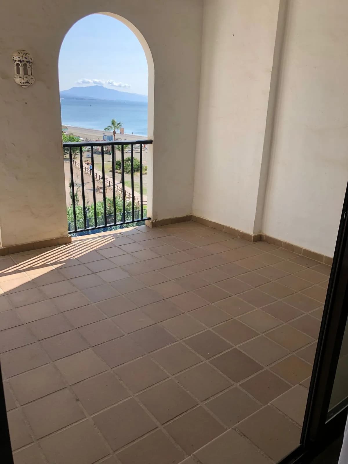 3 Bedroom Middle Floor Apartment for Sale in La Duquesa, Málaga - Image 6