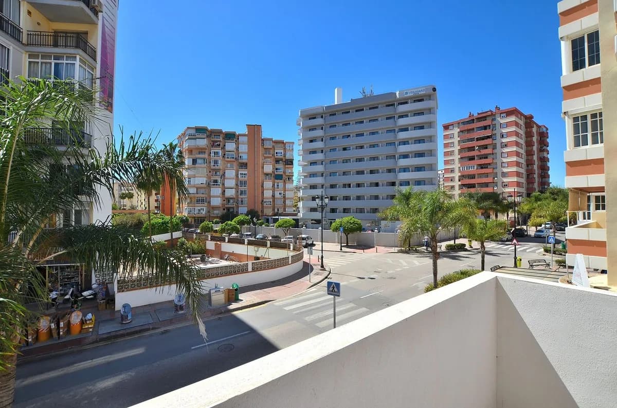 2 Bedroom Middle Floor Apartment for Sale in Fuengirola, Málaga