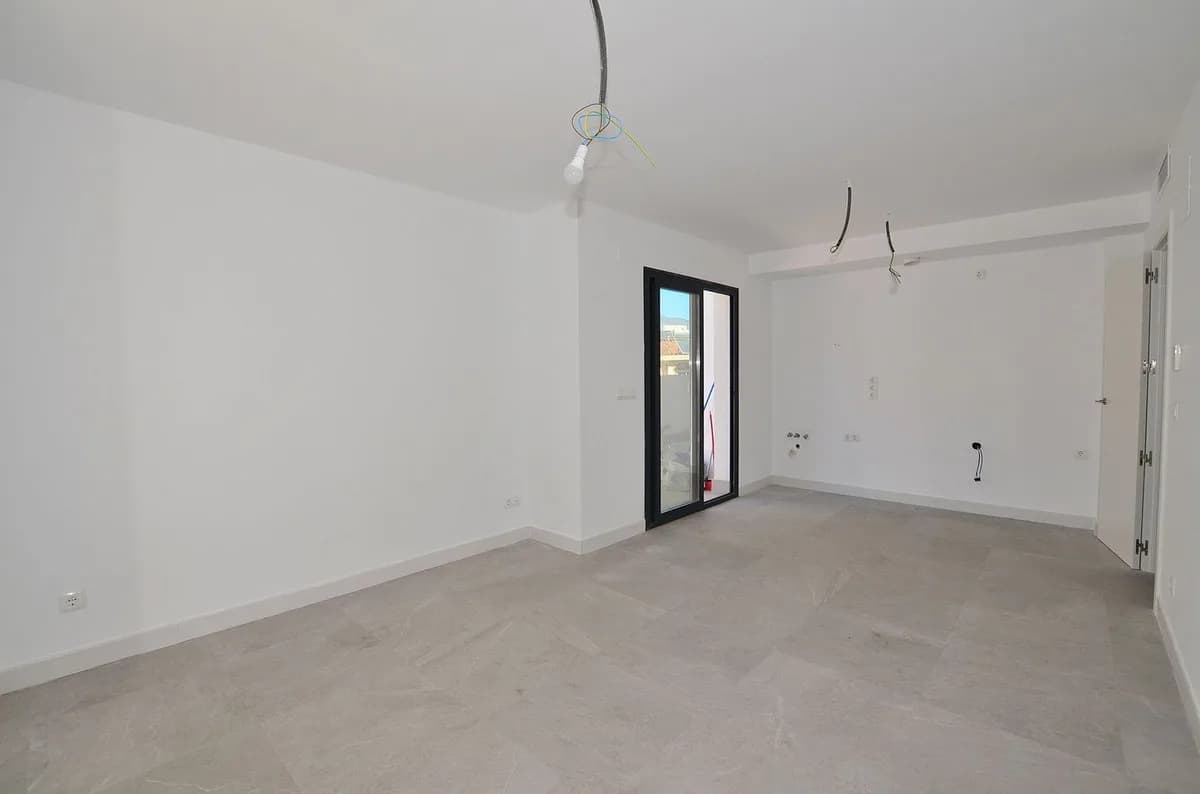 2 Bedroom Middle Floor Apartment for Sale in Fuengirola, Málaga - Image 7