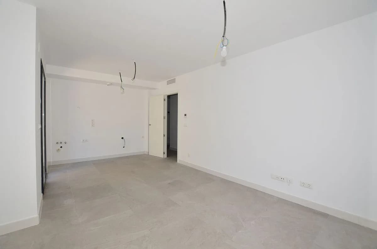 2 Bedroom Middle Floor Apartment for Sale in Fuengirola, Málaga - Image 8