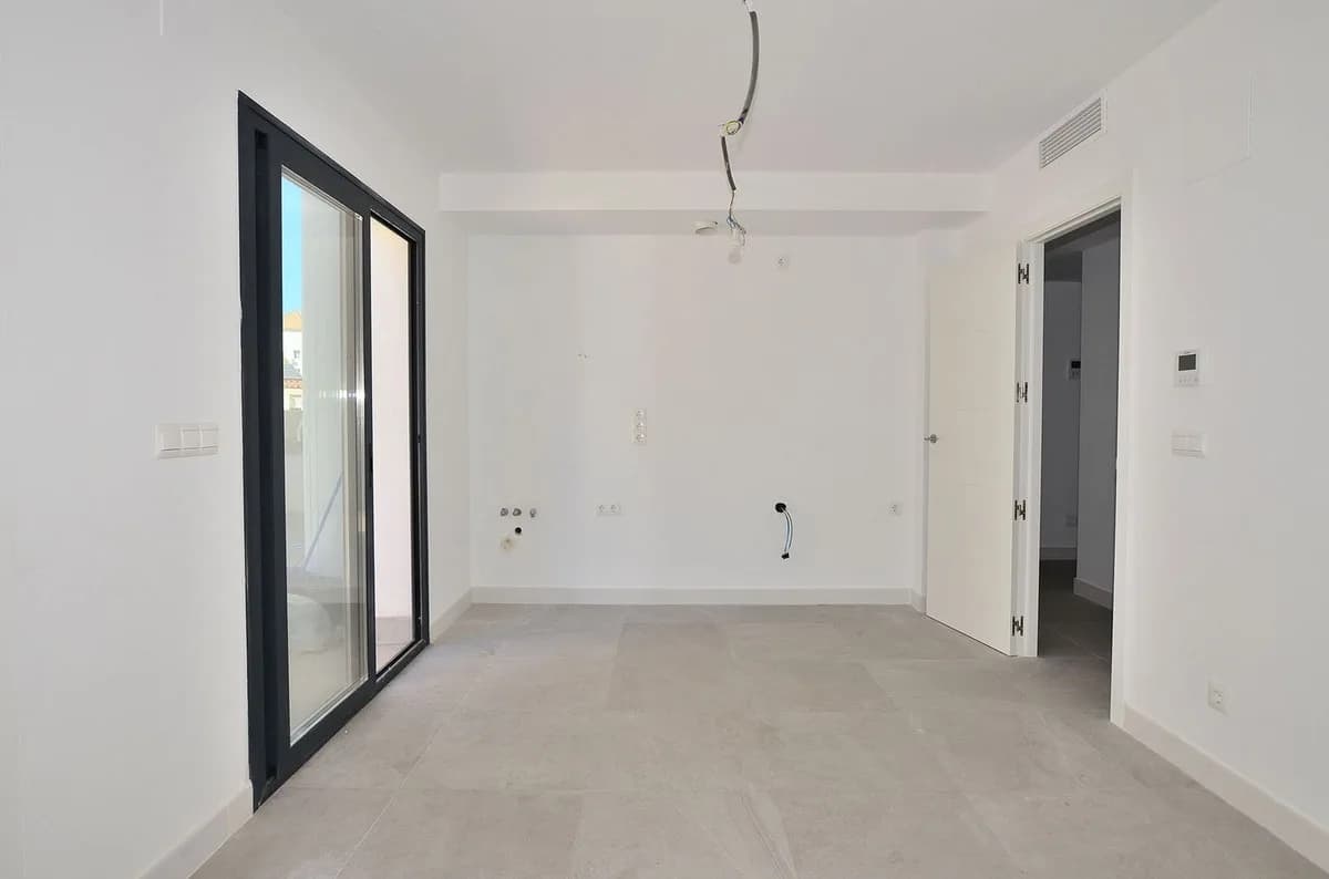 2 Bedroom Middle Floor Apartment for Sale in Fuengirola, Málaga - Image 9