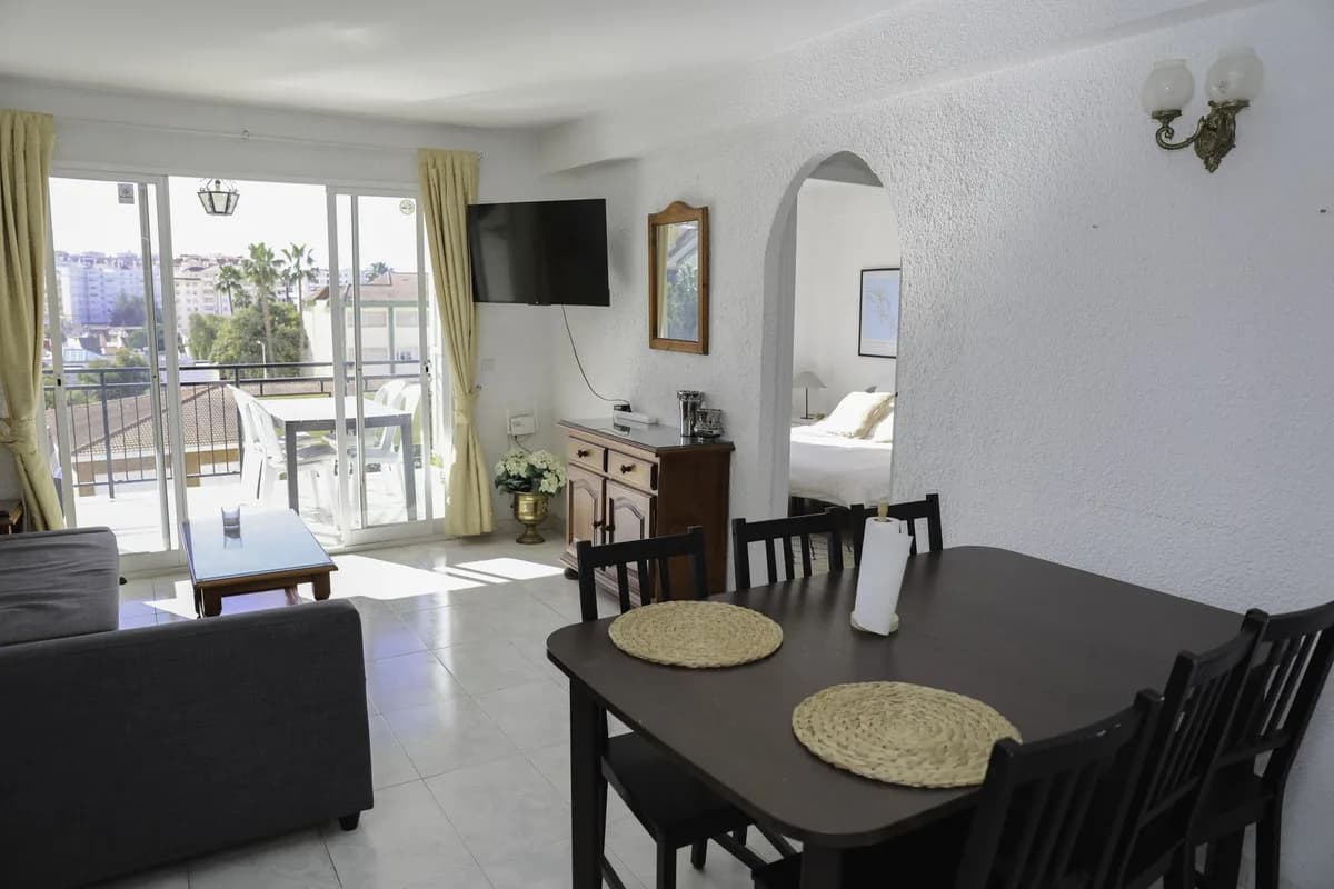 4 Bedroom Middle Floor Apartment for Sale in Los Boliches, Málaga - Image 2