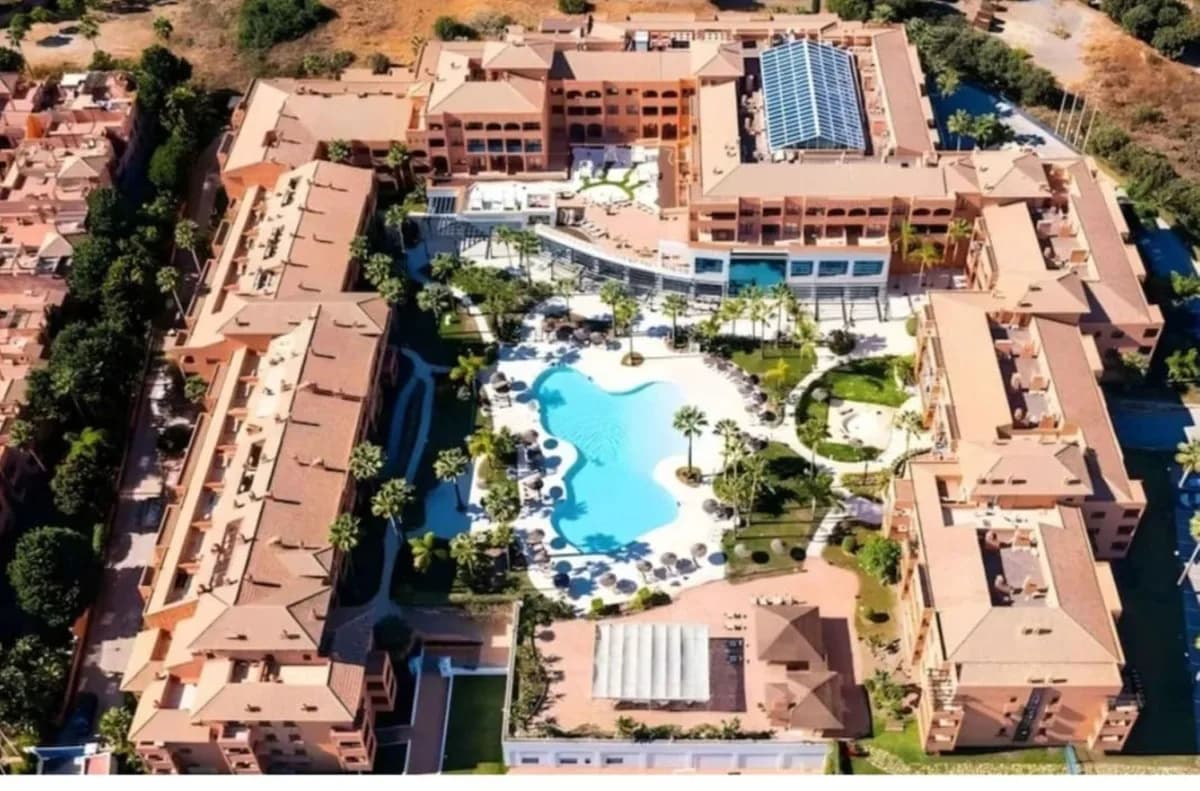 2 Bedroom Middle Floor Apartment for Sale in Benahavís, Málaga - Image 3
