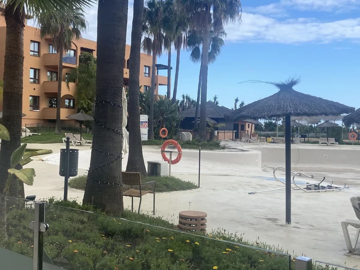 2 Bedroom Middle Floor Apartment for Sale in Benahavís, Málaga - Image 4