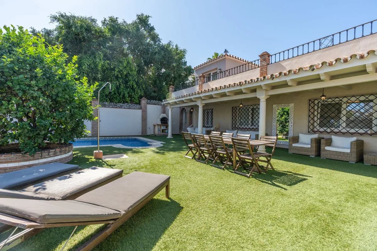 5 Bedroom Detached Villa for Sale in San Pedro de Alcántara, Málaga - Image 2