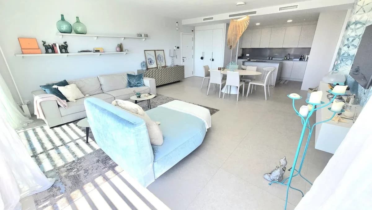 2 Bedroom Middle Floor Apartment for Sale in Benahavís, Málaga - Image 2