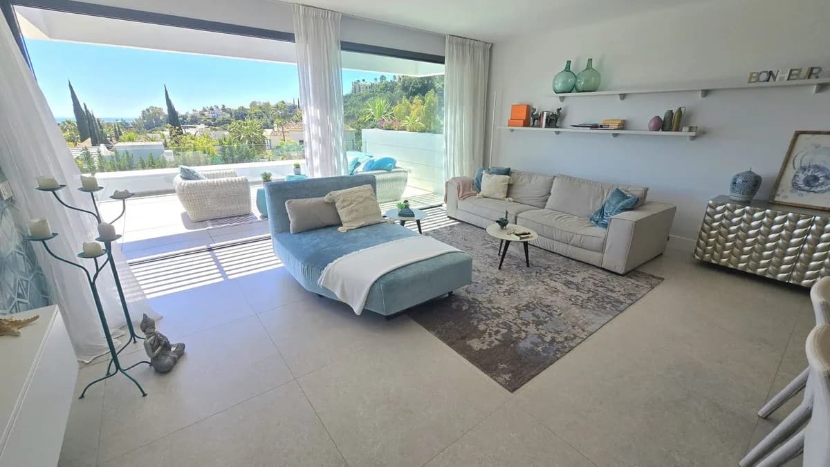 2 Bedroom Middle Floor Apartment for Sale in Benahavís, Málaga - Image 6