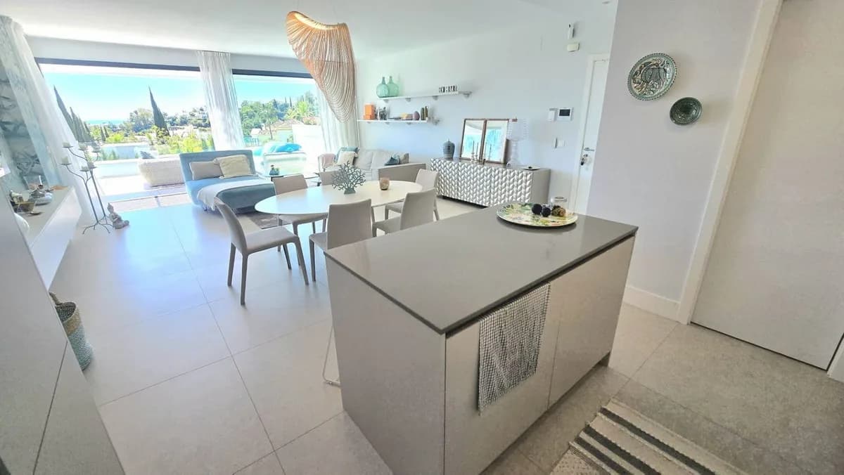 2 Bedroom Middle Floor Apartment for Sale in Benahavís, Málaga - Image 7