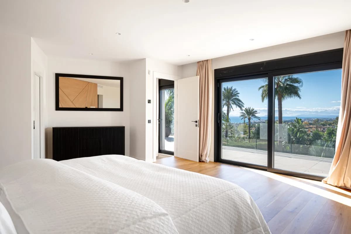 5 Bedroom Detached Villa for Sale in Nagüeles, Málaga - Image 2