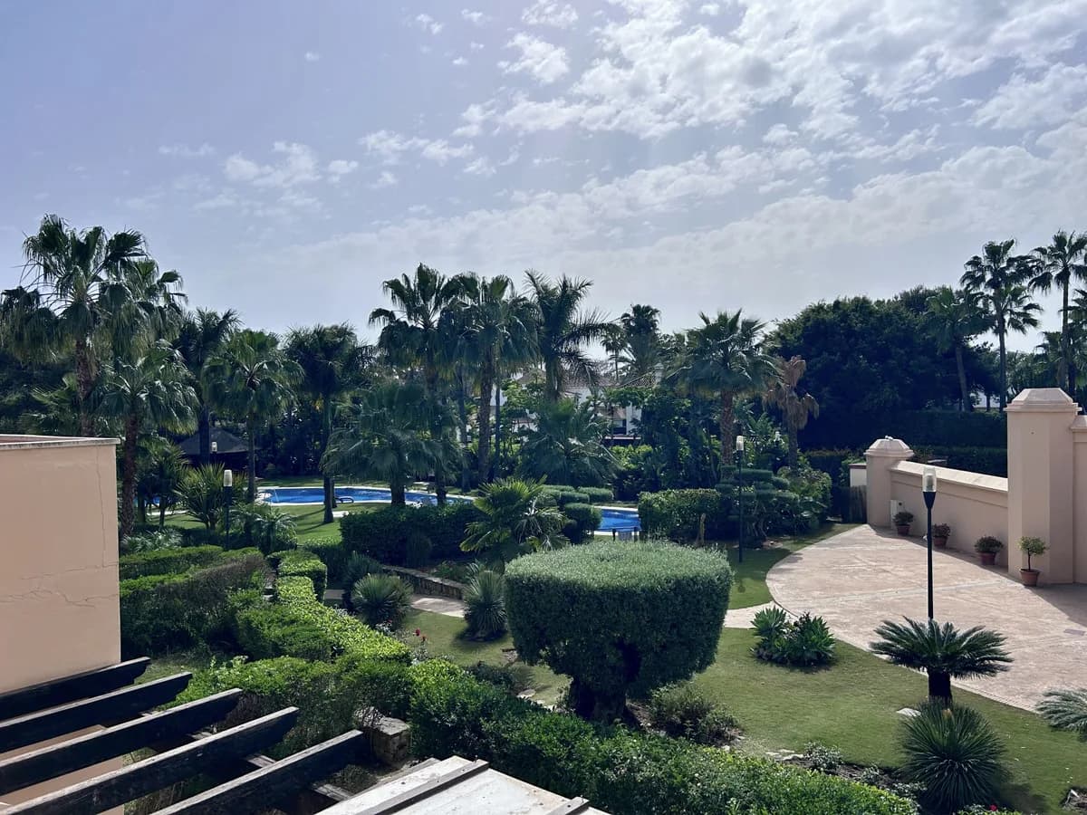 2 Bedroom Middle Floor Apartment for Sale in Puerto Banús, Málaga