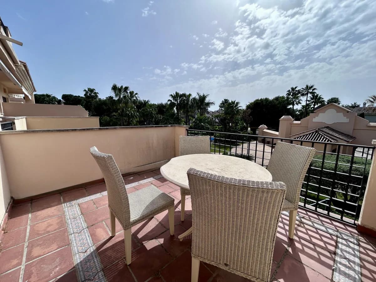 2 Bedroom Middle Floor Apartment for Sale in Puerto Banús, Málaga - Image 3