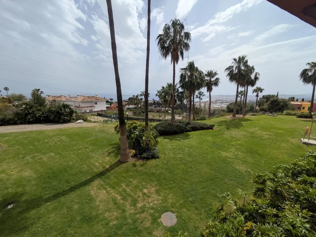 3 Bedroom Middle Floor Apartment for Sale in Benalmadena, Málaga - Image 3