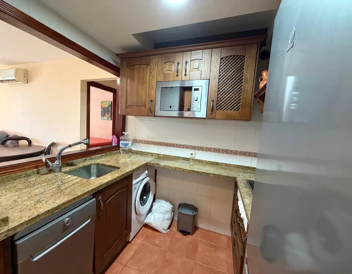 1 Bedroom Middle Floor Apartment for Sale in Benalmadena, Málaga - Image 3