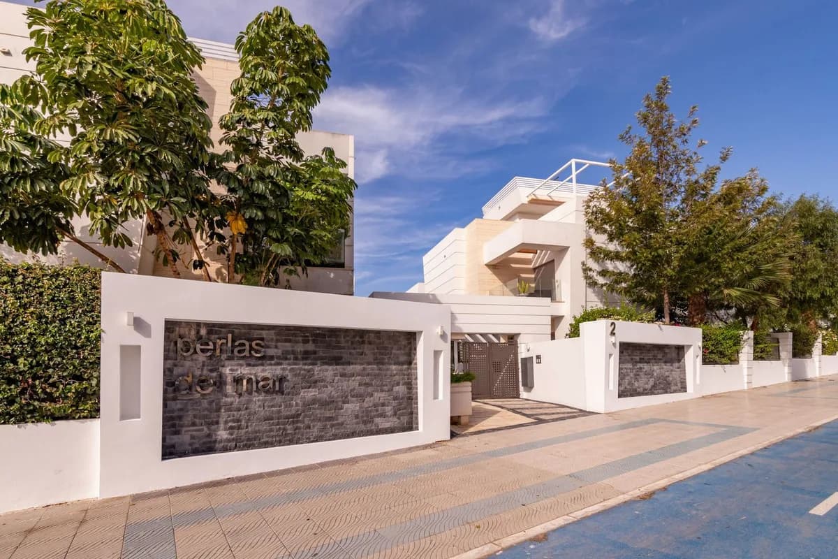 4 Bedroom Detached Villa for Sale in San Pedro de Alcántara, Málaga - Image 2
