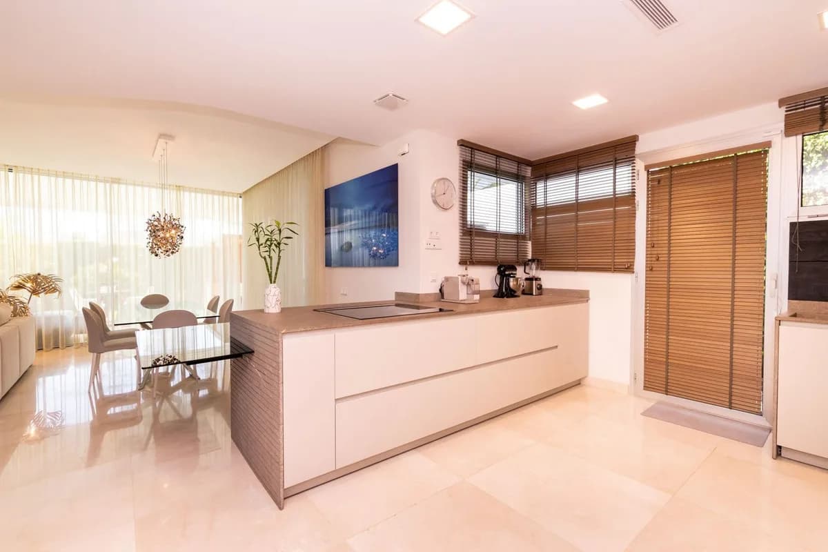 4 Bedroom Detached Villa for Sale in San Pedro de Alcántara, Málaga - Image 6