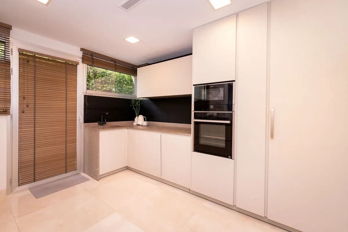 4 Bedroom Detached Villa for Sale in San Pedro de Alcántara, Málaga - Image 7
