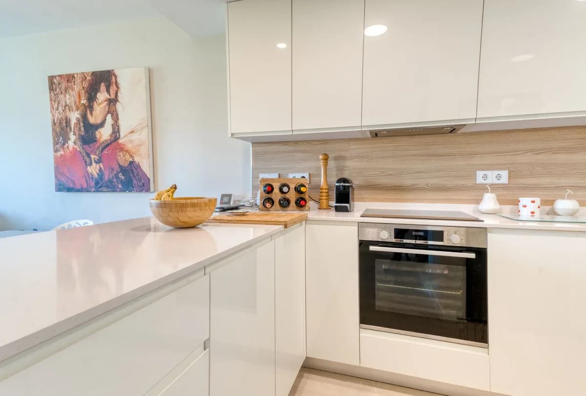 2 Bedroom Middle Floor Apartment for Sale in Estepona, Málaga - Image 6