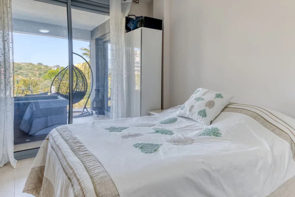 2 Bedroom Middle Floor Apartment for Sale in Estepona, Málaga - Image 9