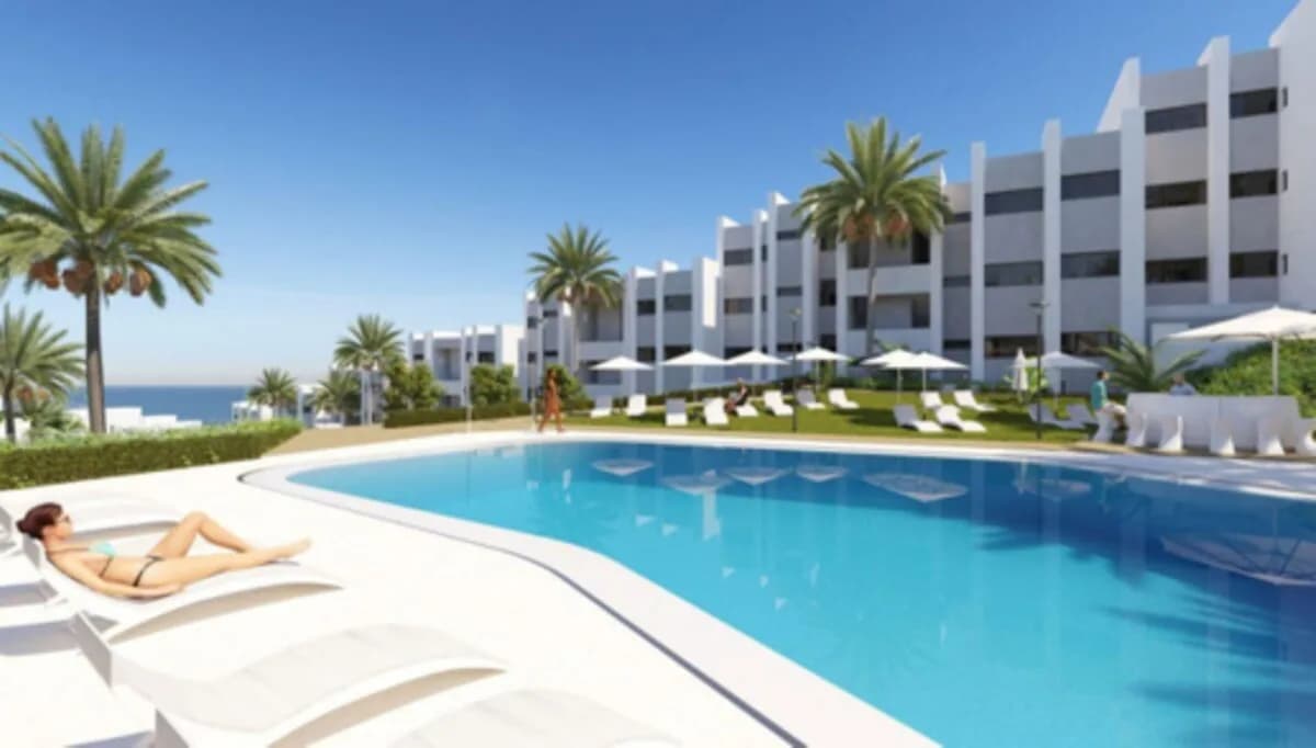 2 Bedroom Middle Floor Apartment for Sale in Manilva, Málaga - Image 8