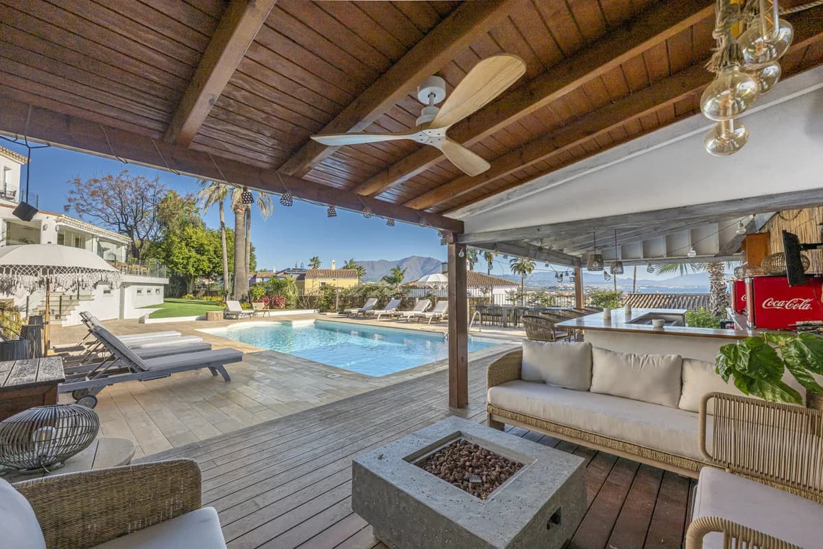 6 Bedroom Detached Villa for Sale in La Duquesa, Málaga