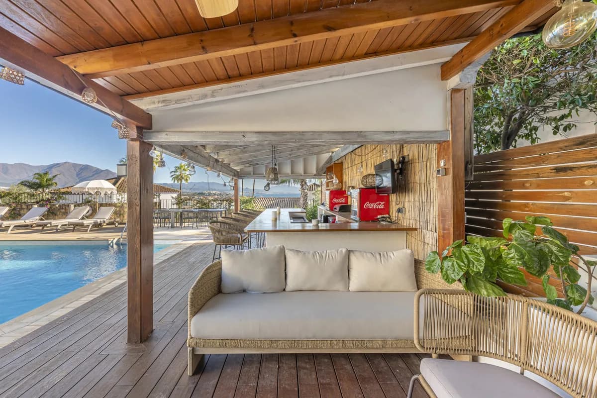 6 Bedroom Detached Villa for Sale in La Duquesa, Málaga - Image 6