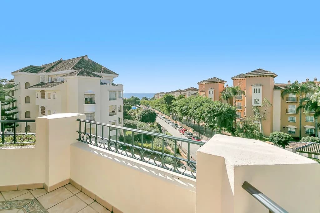 3 Bedroom Middle Floor Apartment for Sale in Marbella, Málaga