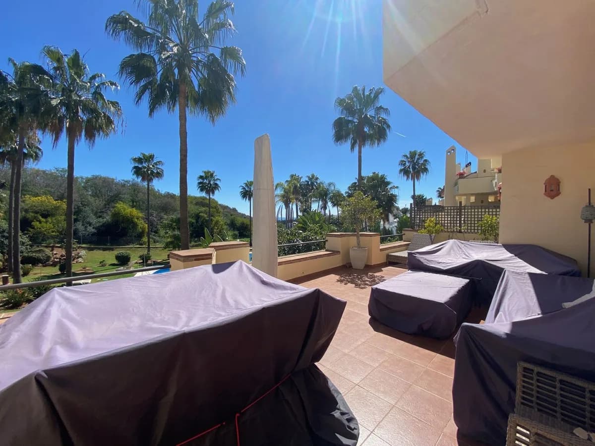 3 Bedroom Middle Floor Apartment for Sale in The Golden Mile, Málaga - Image 2