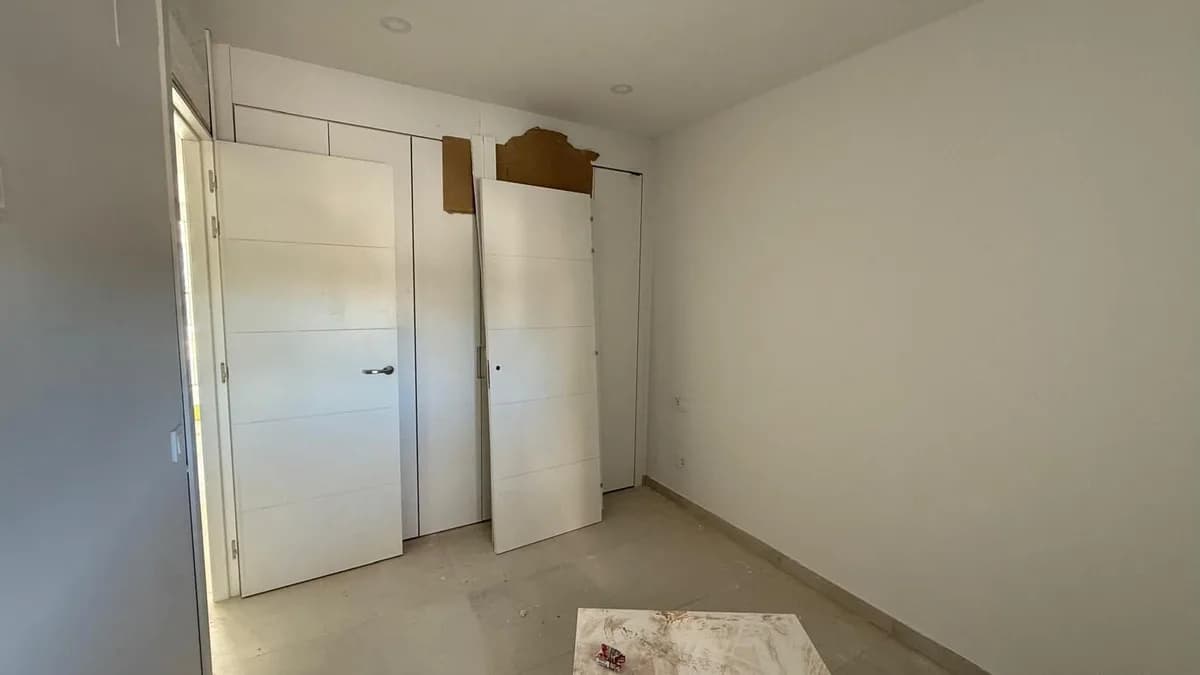 1 Bedroom Middle Floor Apartment for Sale in La Cala de Mijas, Málaga - Image 9
