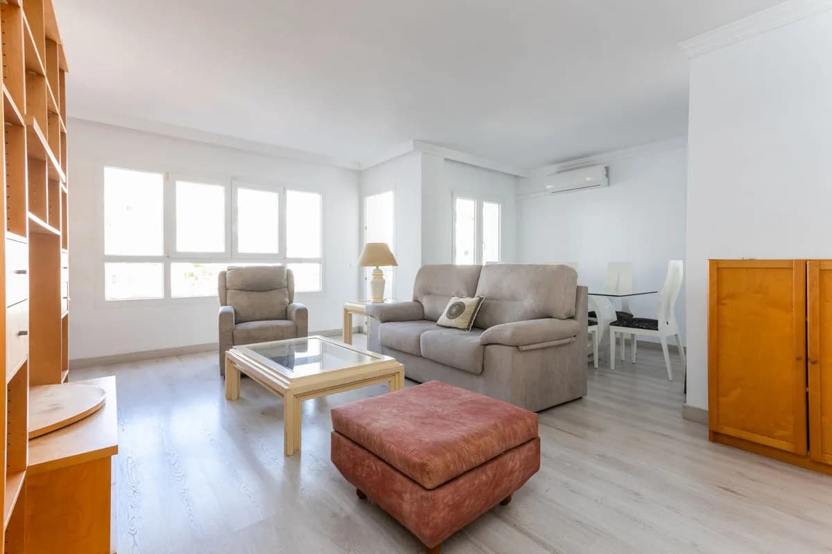 3 Bedroom Middle Floor Apartment for Sale in La Campana, Málaga - Image 3