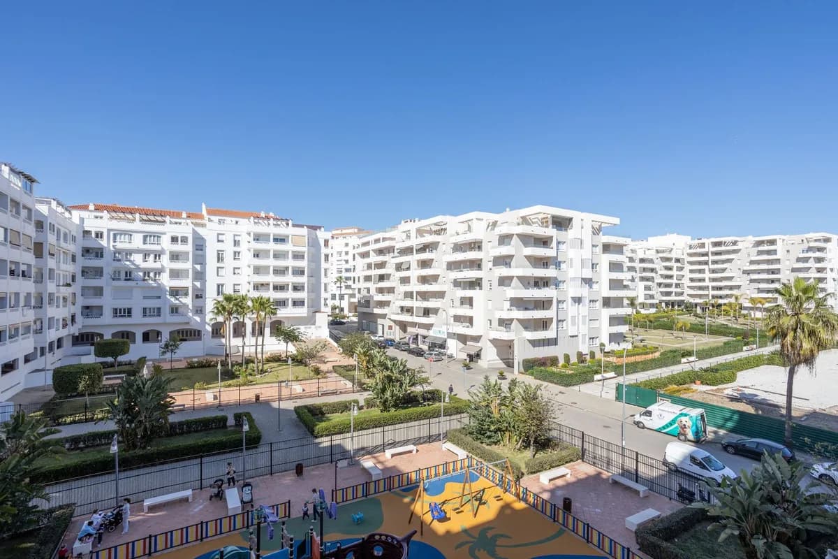 3 Bedroom Middle Floor Apartment for Sale in La Campana, Málaga - Image 8