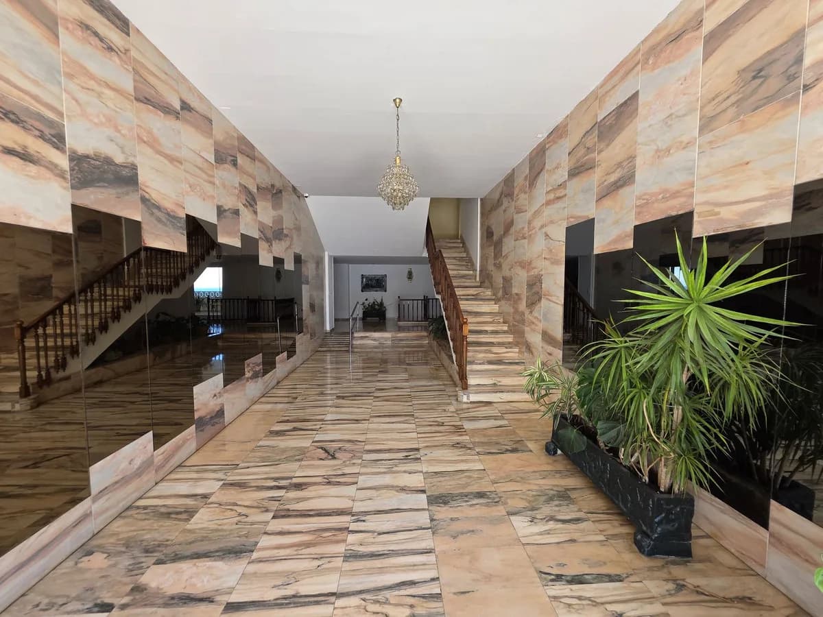 4 Bedroom Middle Floor Apartment for Sale in Torremolinos, Málaga - Image 3