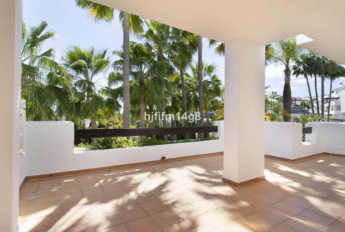 3 Bedroom Middle Floor Apartment for Sale in Nueva Andalucía, Málaga - Image 2