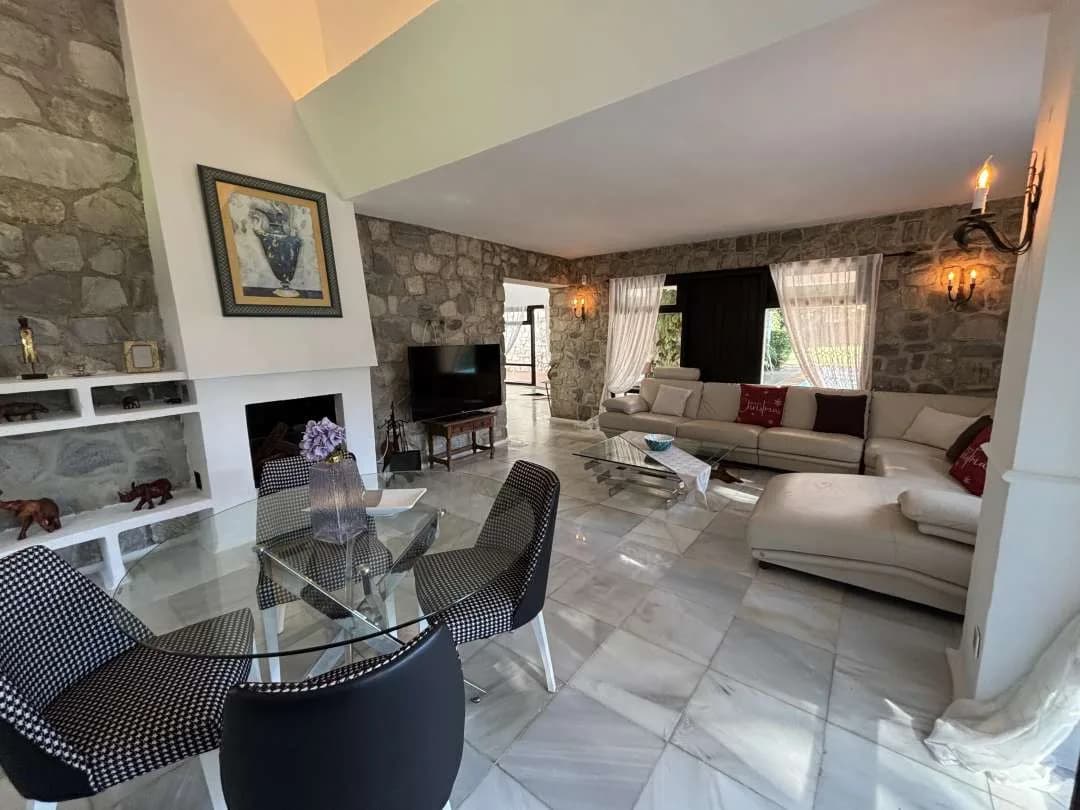 4 Bedroom Detached Villa for Sale in Marbella, Málaga - Image 6