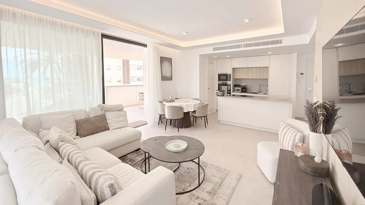 2 Bedroom Middle Floor Apartment for Sale in Fuengirola, Málaga - Image 4