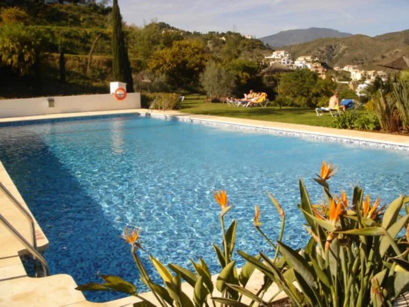 2 Bedroom Middle Floor Apartment for Sale in La Quinta, Málaga - Image 4