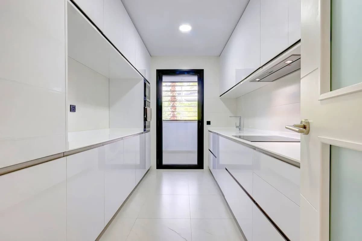 2 Bedroom Middle Floor Apartment for Sale in Estepona, Málaga - Image 5