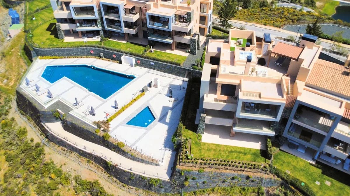 2 Bedroom Middle Floor Apartment for Sale in Benahavís, Málaga - Image 2