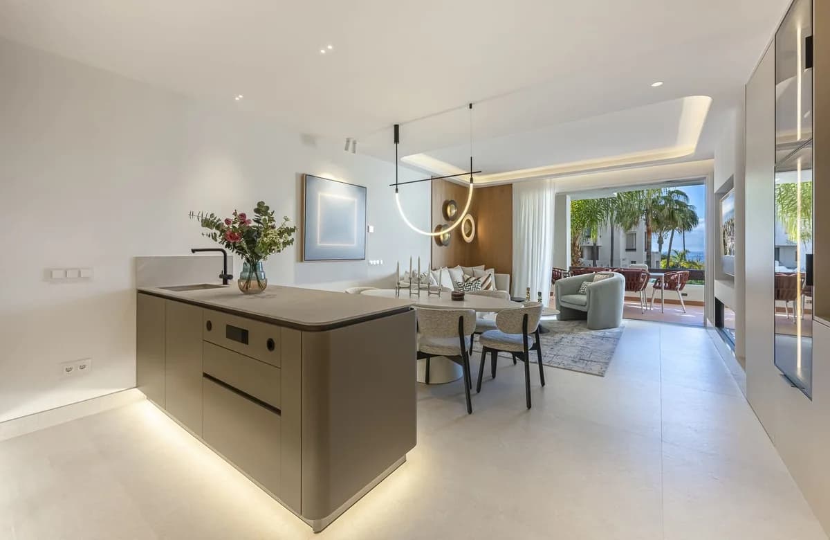 3 Bedroom Middle Floor Apartment for Sale in New Golden Mile, Málaga - Image 6