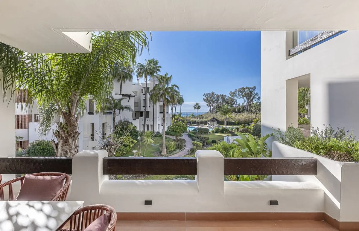 3 Bedroom Middle Floor Apartment for Sale in New Golden Mile, Málaga - Image 9