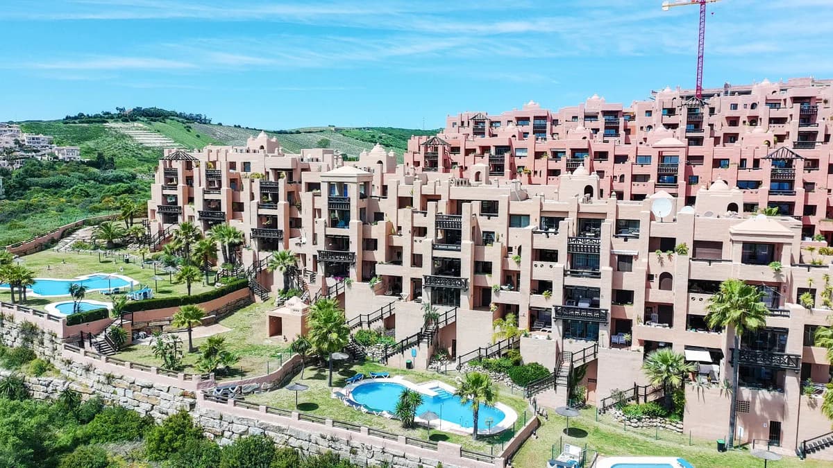 3 Bedroom Middle Floor Apartment for Sale in La Duquesa, Málaga - Image 6